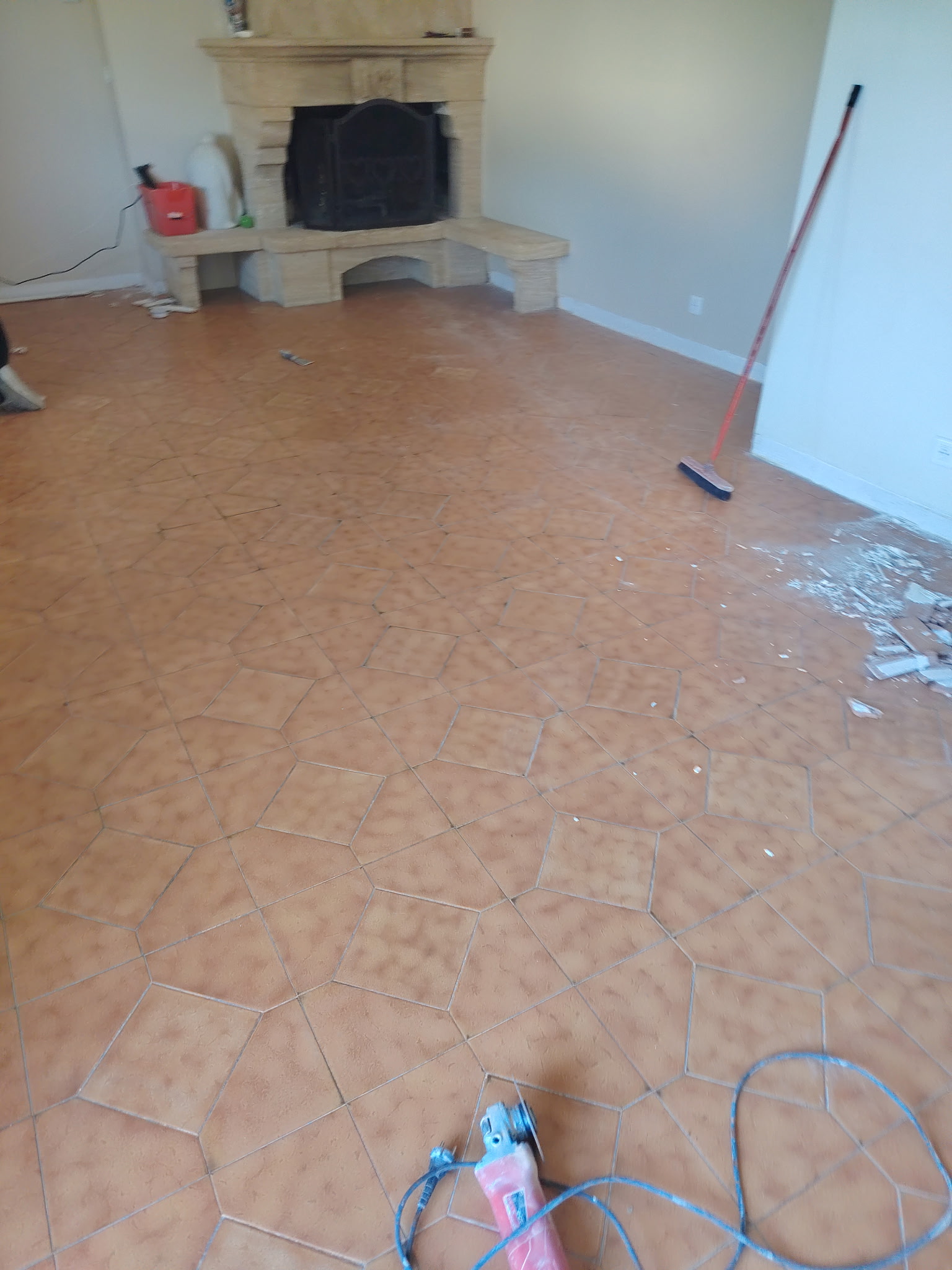 Avant rénovation d’un sol intérieur par JD Pro Carrelage