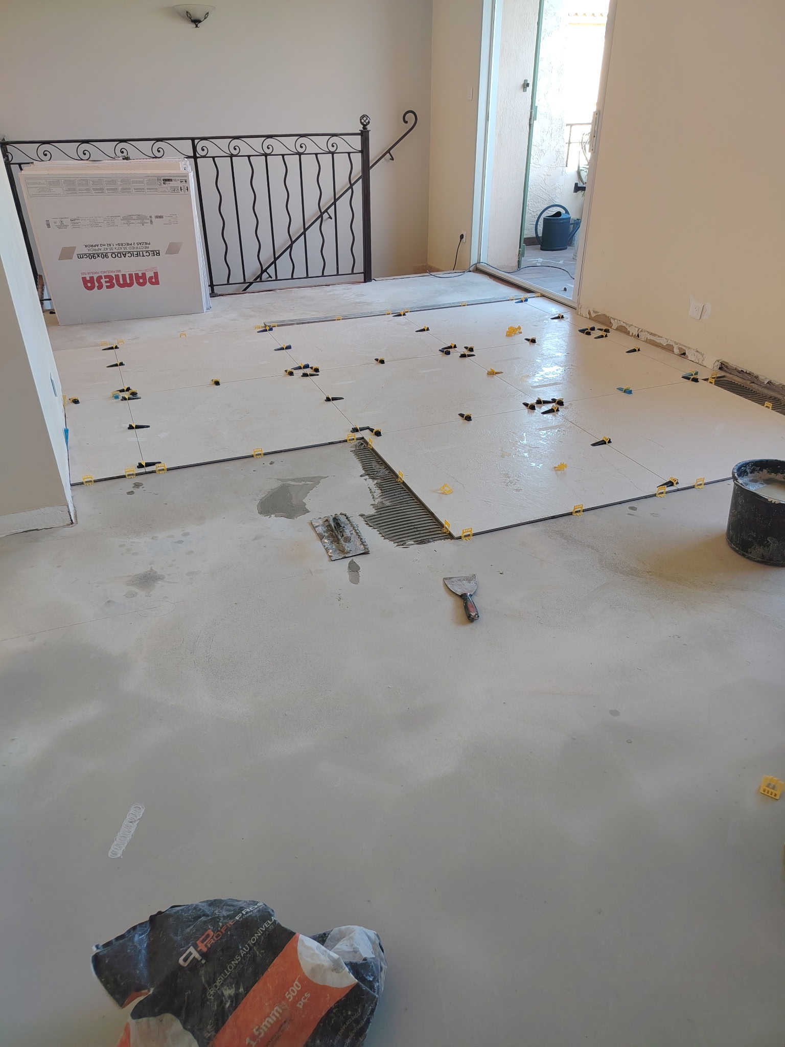 Pose de carrelage grand format en cours par JD Pro Carrelage