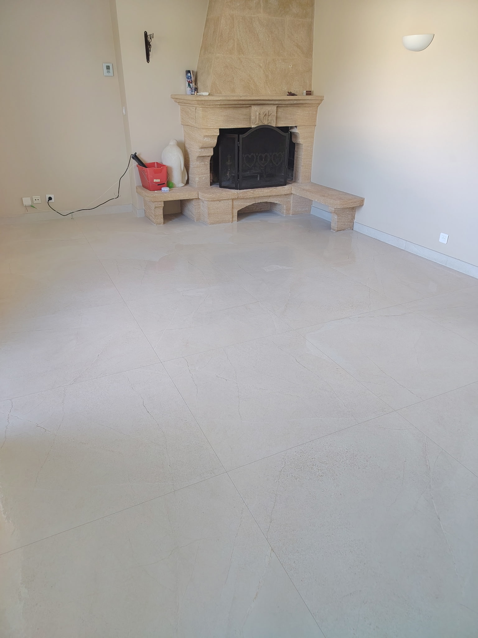 Salon rénové en carrelage grand format par JD Pro Carrelage