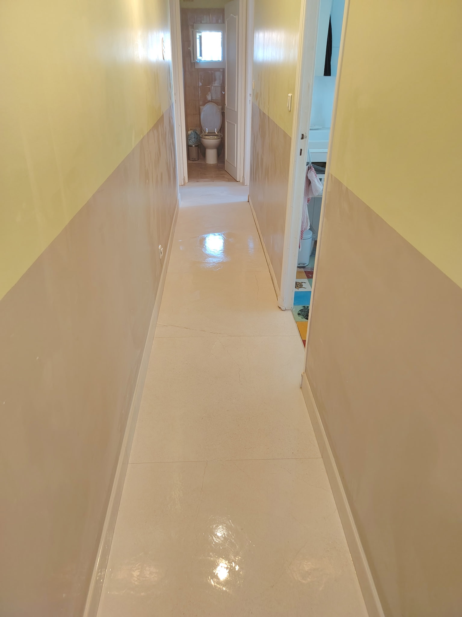 Couloir rénové avec finition brillante par JD Pro Carrelage