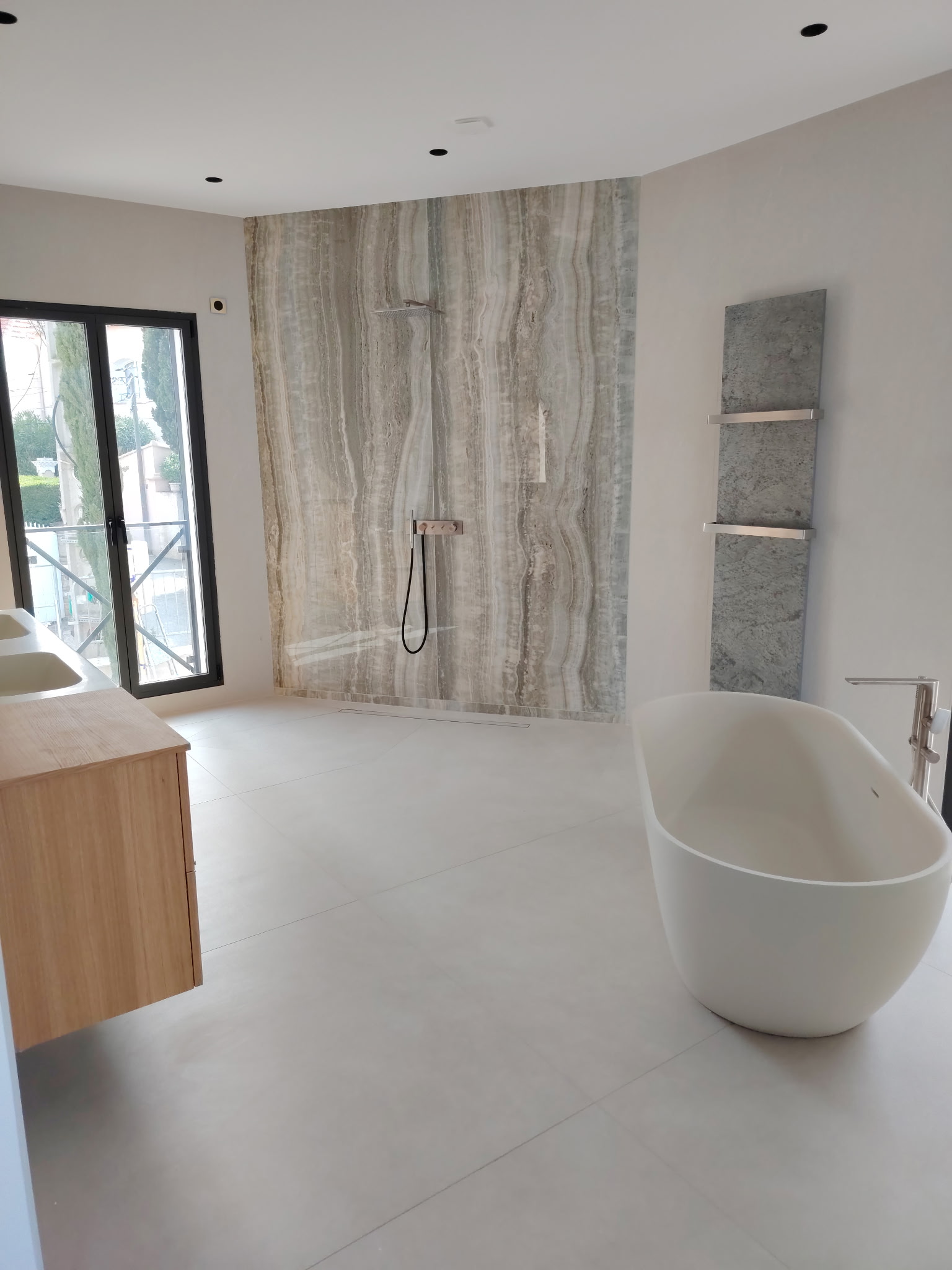 Salle de bain grand format réalisée par JD Pro Carrelage