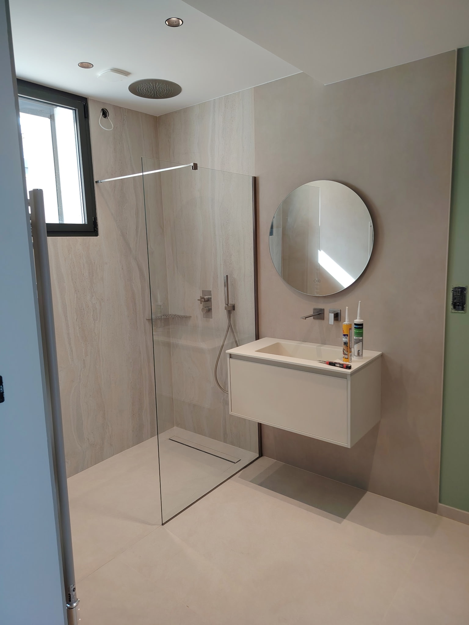 Salle d’eau aux finitions minérales par JD Pro Carrelage