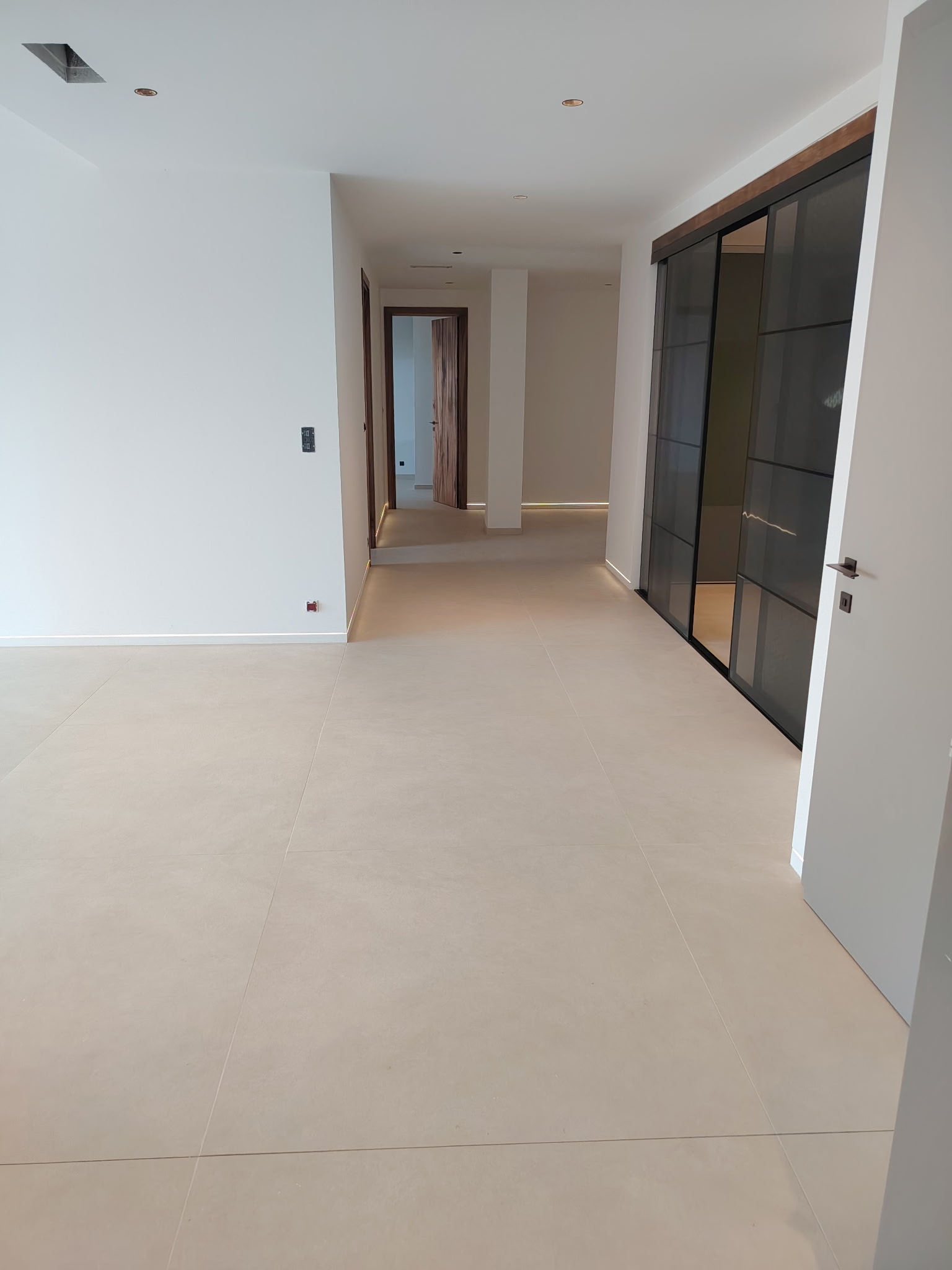 Intérieur contemporain en carrelage grand format par JD Pro Carrelage