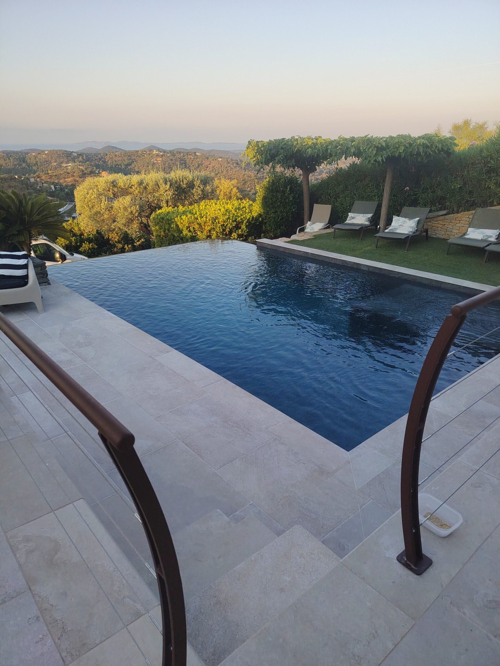 Terrasse de piscine en pierre claire réalisée par JD Pro Carrelage