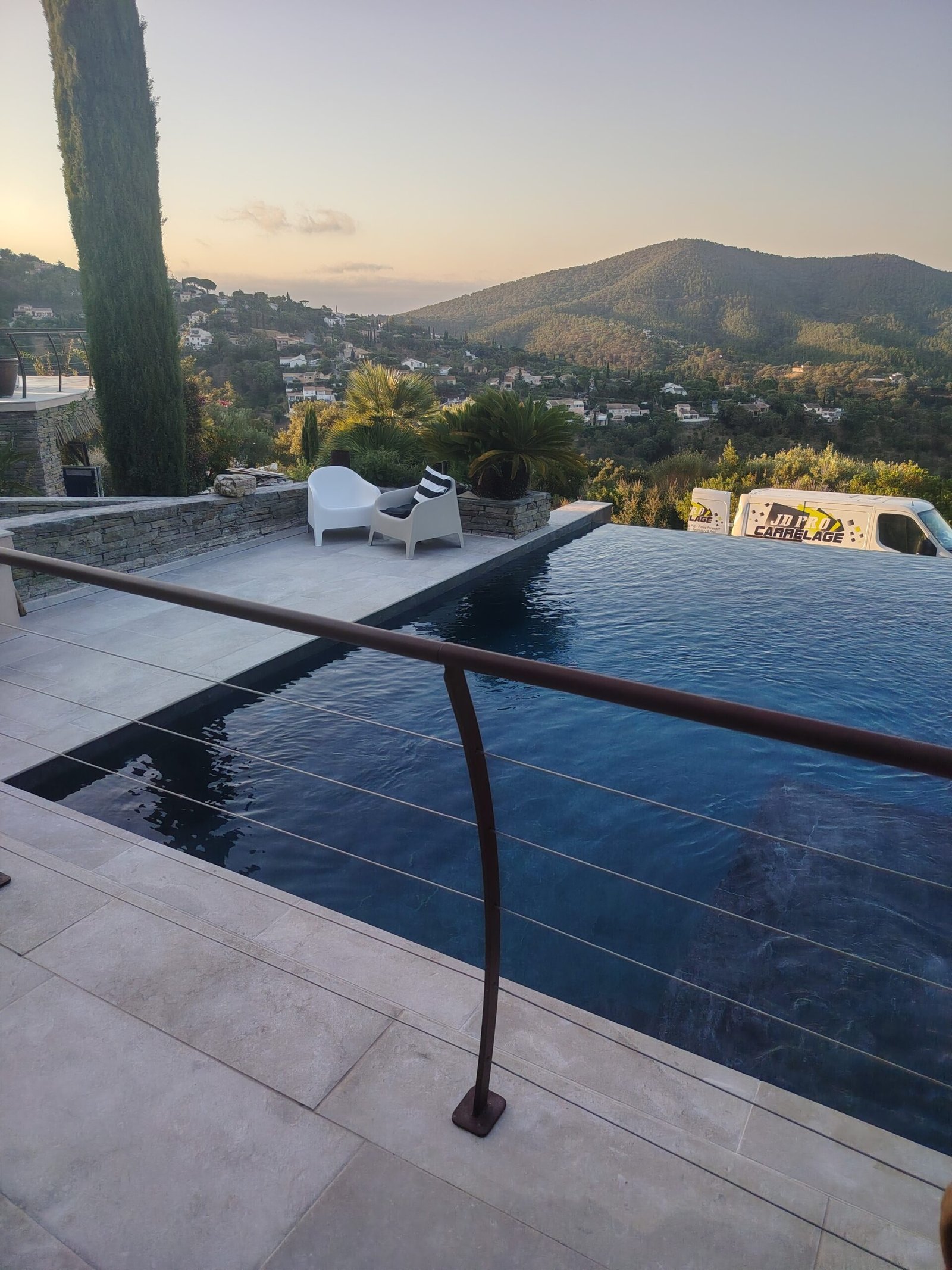 Terrasse de piscine avec vue panoramique par JD Pro Carrelage