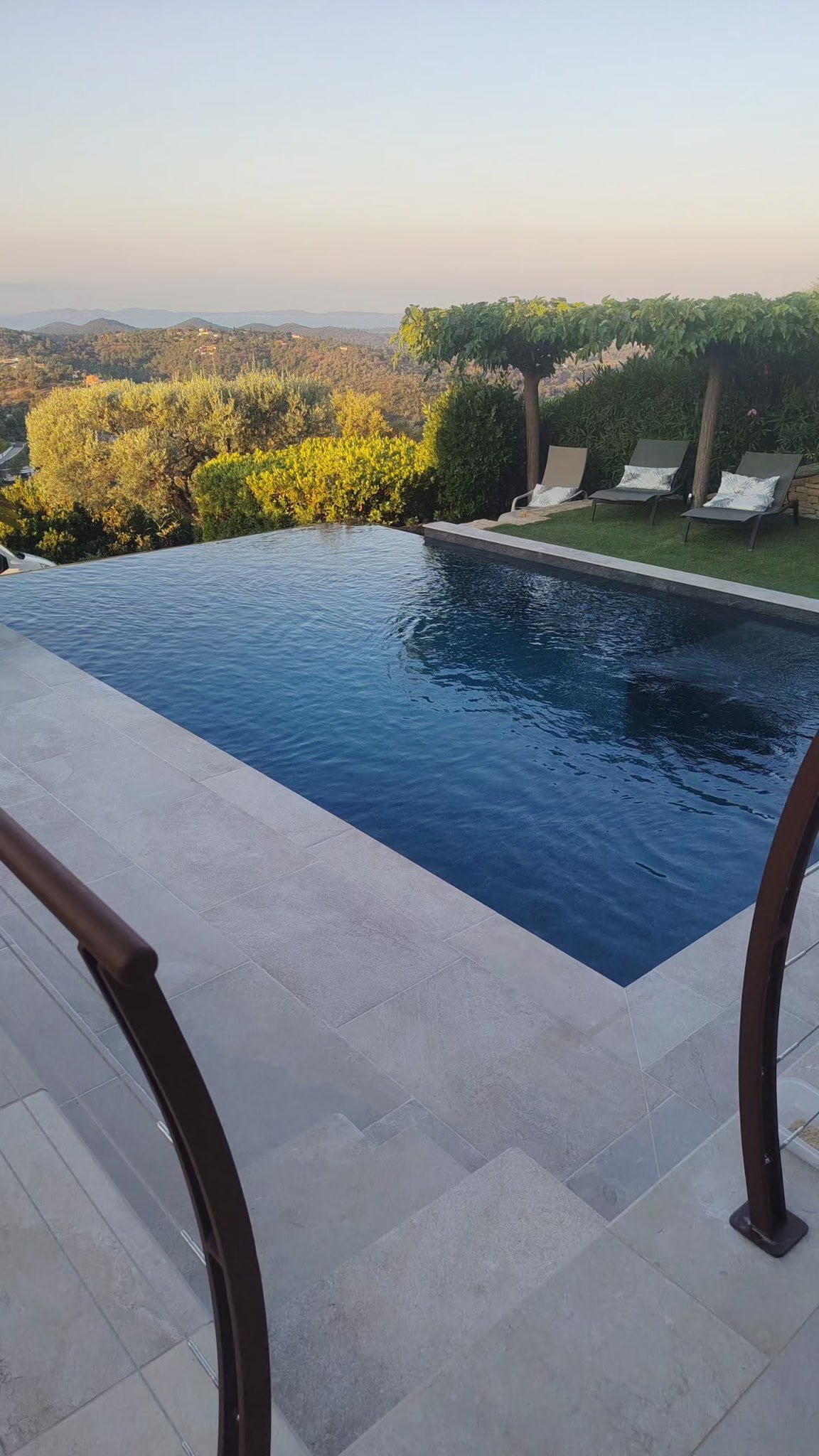 Plage de piscine carrelée par JD Pro Carrelage