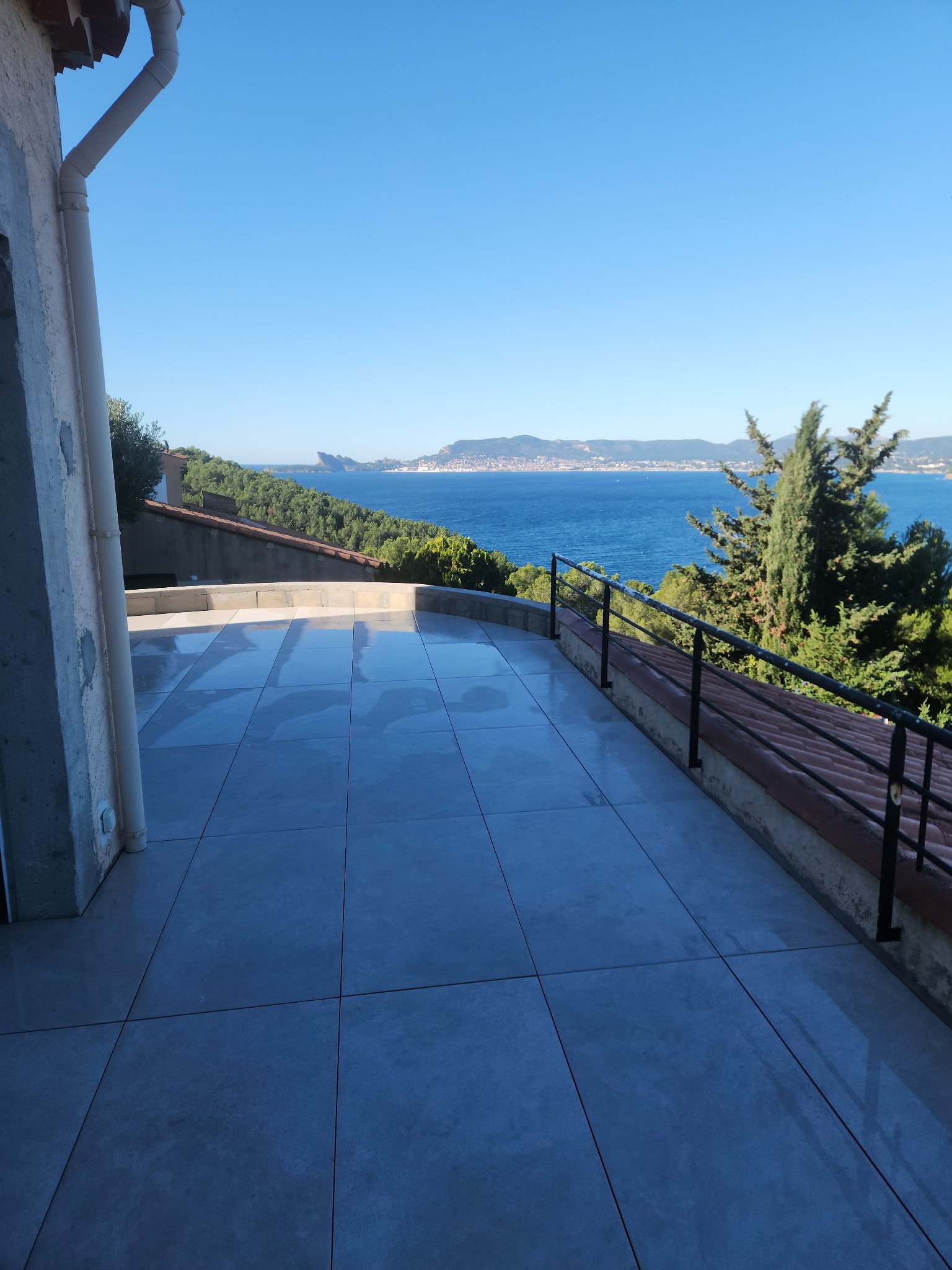 Terrasse extérieure avec vue mer par JD Pro Carrelage