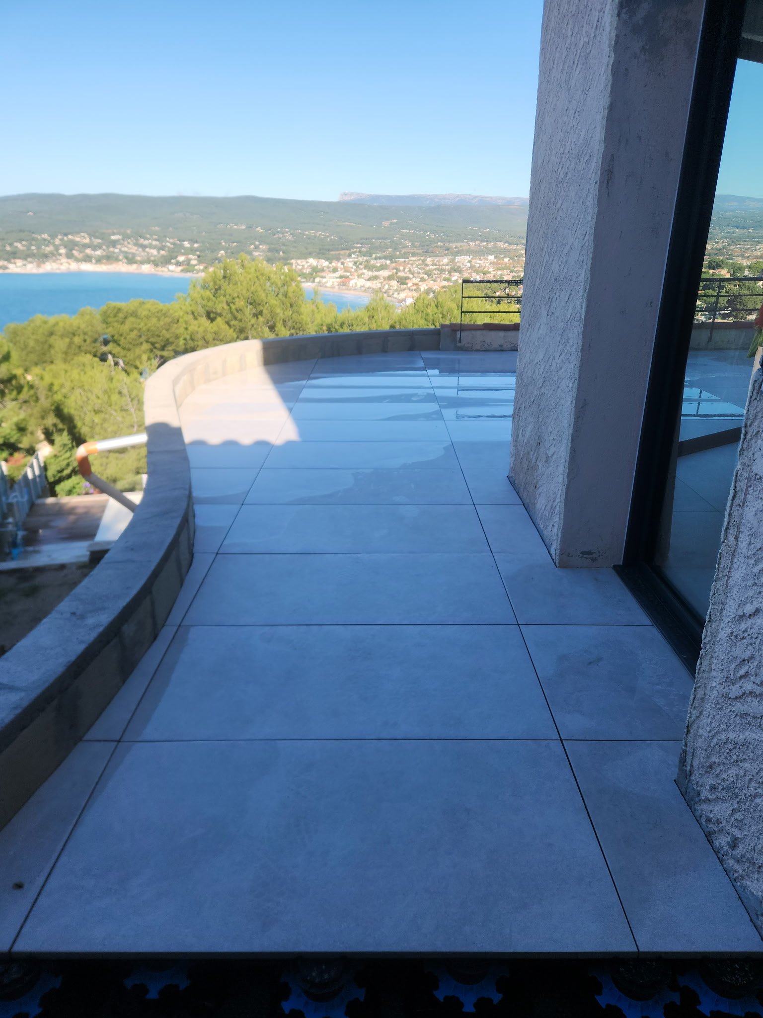 Balcon carrelé avec vue dégagée par JD Pro Carrelage