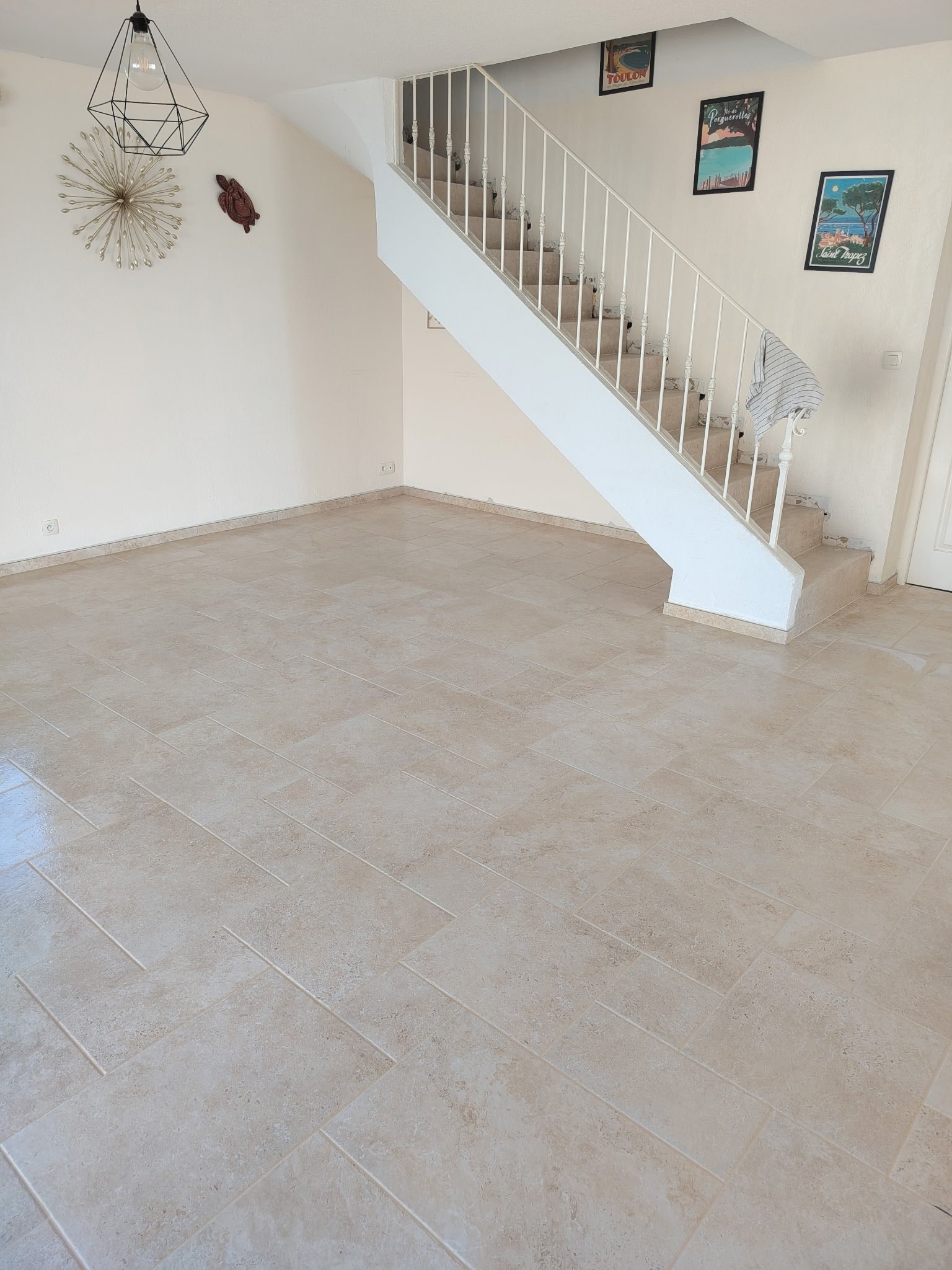 Sol intérieur carrelé autour d’un escalier par JD Pro Carrelage