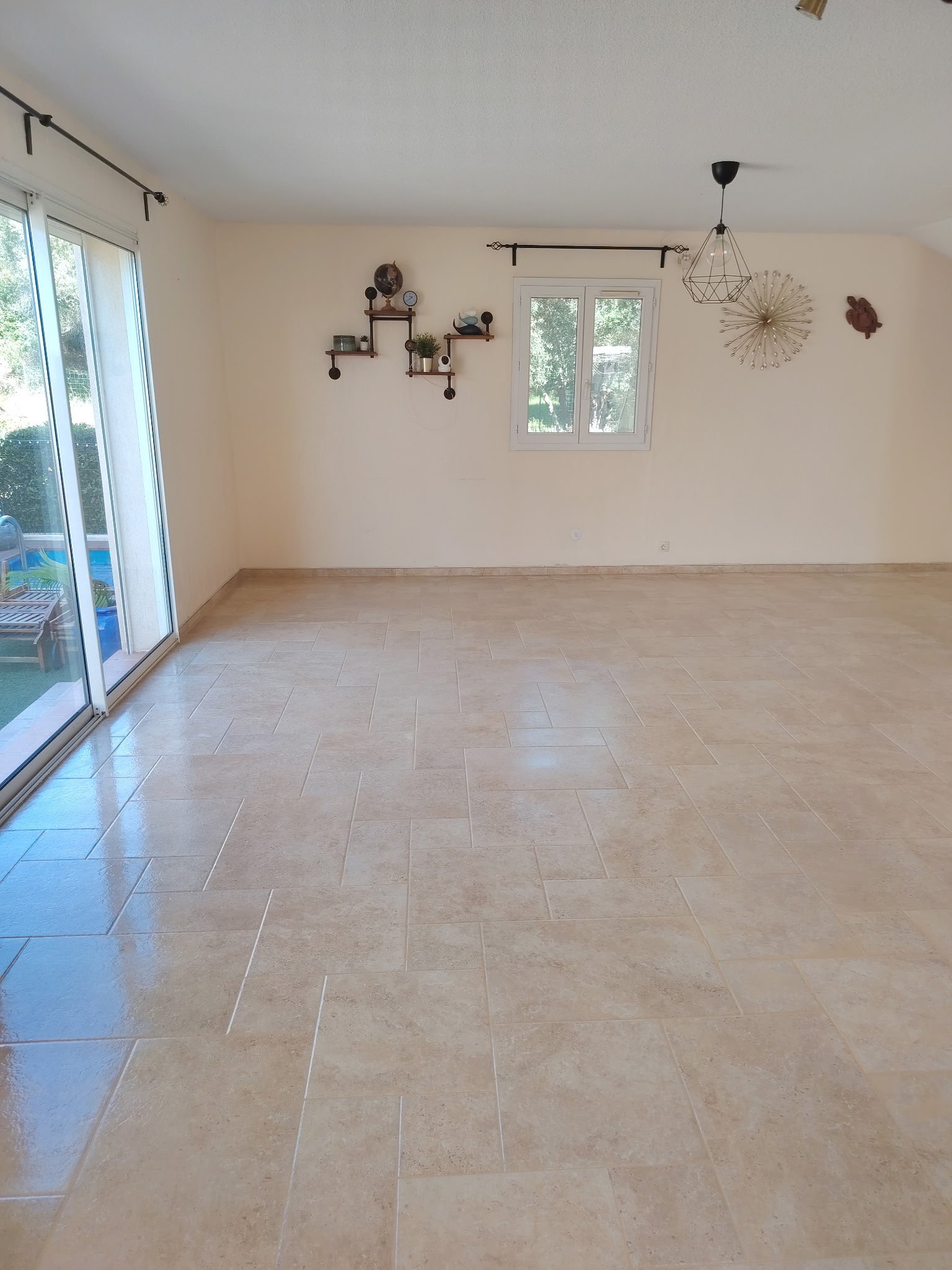 Séjour rénové avec carrelage clair par JD Pro Carrelage