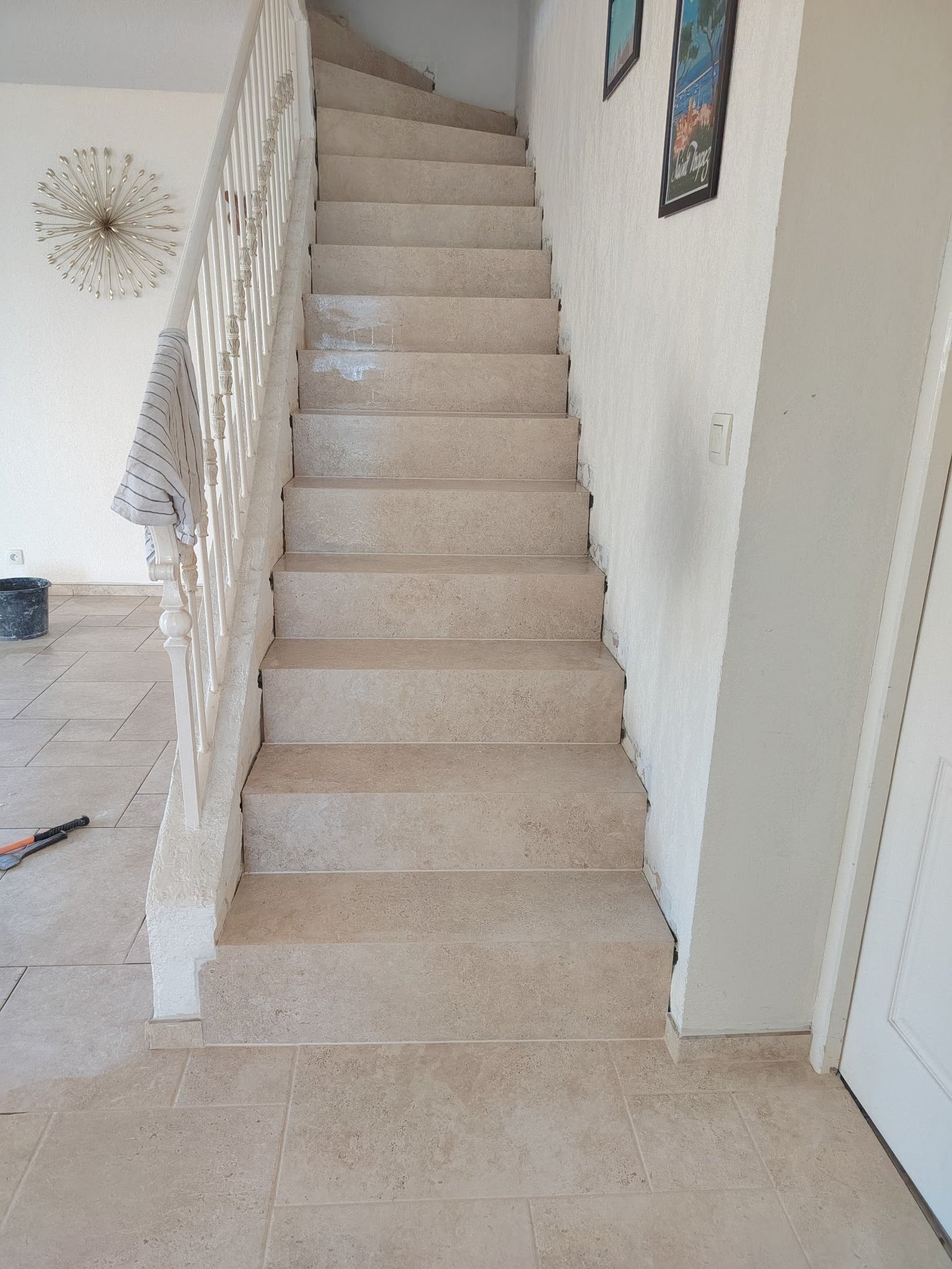 Escalier carrelé et sol intérieur par JD Pro Carrelage