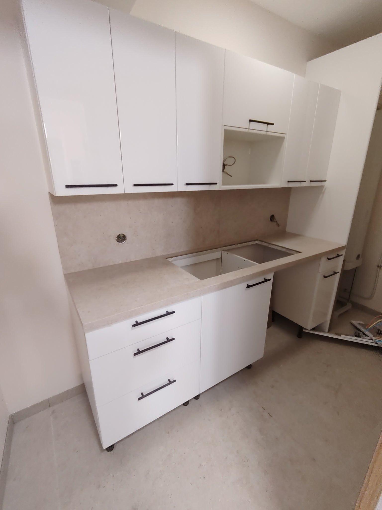 Cuisine rénovée avec carrelage clair par JD Pro Carrelage